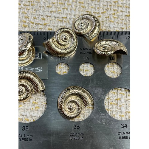 ✨ Premium Gold Metal Düğme – Spiral Deniz Kabuğu Desenli 23 MM 6 ADET