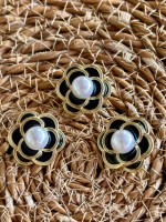 İnci Detaylı Siyah Çiçek Model Metal Düğme – Altın Çerçeveli Lüks Tasarım 25 mm 3 lü set