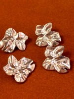 Dalgalı Çiçek Formlu Metal Düğme – Modern & Minimal Tasarım 4 adet 30 mm