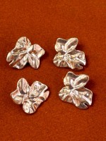 Dalgalı Çiçek Formlu Metal Düğme – Modern & Minimal Tasarım 4 adet 30 mm