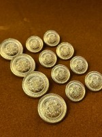 Blazer Armalı Desenli Altın Renk Metal Düğme – Klasik & Premium Tasarım 4 adet 20 mm 8 adet 15mm