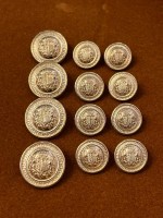 Blazer Armalı Desenli Altın Renk Metal Düğme – Klasik & Premium Tasarım 4 adet 20 mm 8 adet 15mm