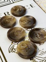 Mercan Düğme Kahverengi Mermer Desenli Polyester Düğme – Doğal Görünüm (6 Adet)  30 mm