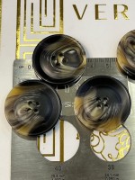 Mercan Düğme Siyah–Kahverengi Mermer Desenli Polyester Düğme – 25 mm (6 Adet)