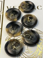 Mercan Düğme Siyah–Kahverengi Mermer Desenli Polyester Düğme – 25 mm (6 Adet)