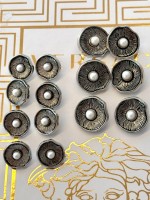 İnci Detaylı Oymalı Metal Düğme – Vintage & Şık Tasarım 23 mm 6 adet 18 mm 8 adet