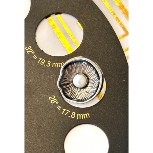 İnci Detaylı Oymalı Metal Düğme – Vintage & Şık Tasarım 23 mm 6 adet 18 mm 8 adet