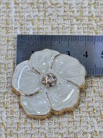 Luxury White Flower Gold Metal Düğme – Taş Detaylı Çiçek Tasarım (6 Adet / 30 mm)