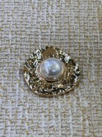 İnci Detaylı Çekiç Efektli Gold Metal Düğme – Premium Tasarım