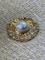 İnci Detaylı Çekiç Efektli Gold Metal Düğme – Premium Tasarım