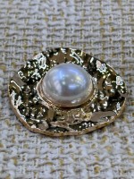 İnci Detaylı Çekiç Efektli Gold Metal Düğme – Premium Tasarım