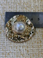 İnci Detaylı Çekiç Efektli Gold Metal Düğme – Premium Tasarım