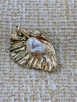 Organik İnci Detaylı Gold Deniz Kabuğu Düğme – Premium Tasarım