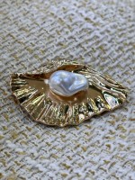 Organik İnci Detaylı Gold Deniz Kabuğu Düğme – Premium Tasarım