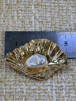 Organik İnci Detaylı Gold Deniz Kabuğu Düğme – Premium Tasarım