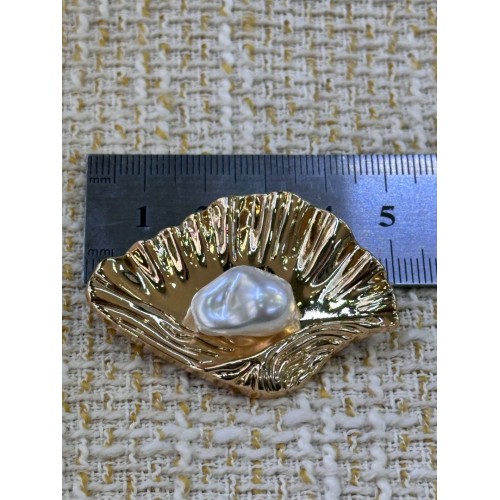 Organik İnci Detaylı Gold Deniz Kabuğu Düğme – Premium Tasarım