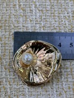 İnci Detaylı Gold Kabartmalı Metal Düğme – Lüks Tasarım