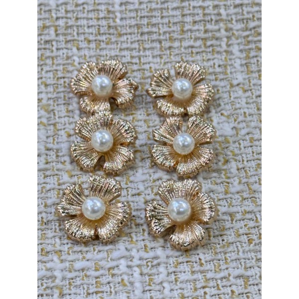 23 mm 6 Adet İnci Detaylı Gold Çiçek Düğme – Şık & Premium Tasarım