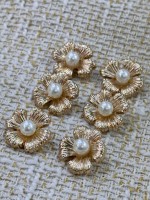 23 mm 6 Adet İnci Detaylı Gold Çiçek Düğme – Şık & Premium Tasarım