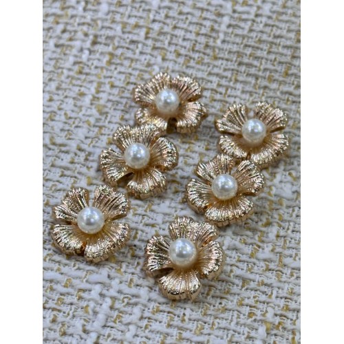 23 mm 6 Adet İnci Detaylı Gold Çiçek Düğme – Şık & Premium Tasarım