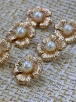 23 mm 6 Adet İnci Detaylı Gold Çiçek Düğme – Şık & Premium Tasarım