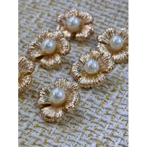 23 mm 6 Adet İnci Detaylı Gold Çiçek Düğme – Şık & Premium Tasarım