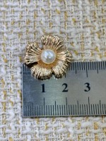 23 mm 6 Adet İnci Detaylı Gold Çiçek Düğme – Şık & Premium Tasarım
