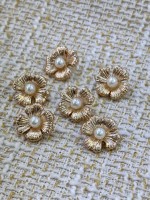 18 mm 6 Adet İnci Detaylı Gold Çiçek Düğme – Şık & Premium Tasarım