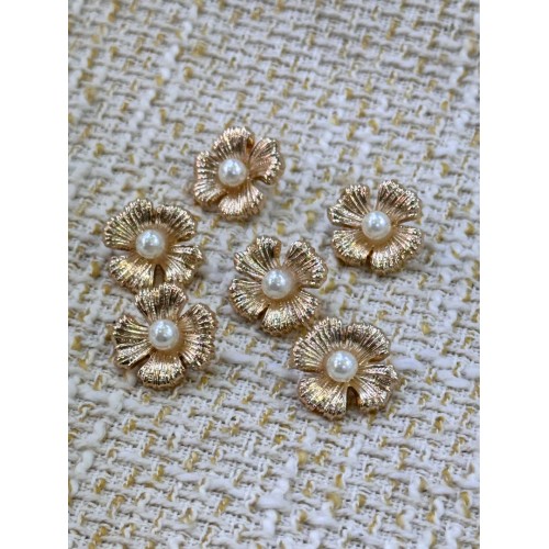 18 mm 6 Adet İnci Detaylı Gold Çiçek Düğme – Şık & Premium Tasarım