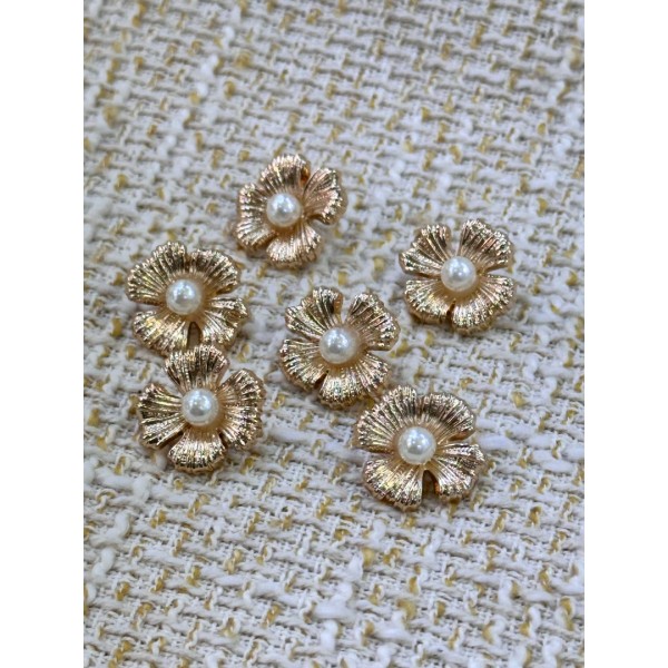 18 mm 6 Adet İnci Detaylı Gold Çiçek Düğme – Şık & Premium Tasarım