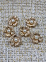 18 mm 6 Adet İnci Detaylı Gold Çiçek Düğme – Şık & Premium Tasarım