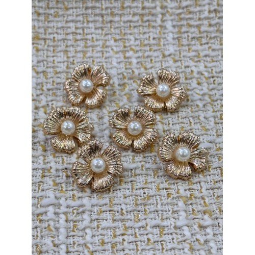18 mm 6 Adet İnci Detaylı Gold Çiçek Düğme – Şık & Premium Tasarım