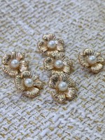 18 mm 6 Adet İnci Detaylı Gold Çiçek Düğme – Şık & Premium Tasarım