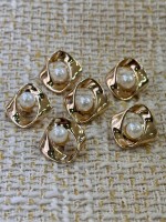 18 mm 6 Adet İnci Detaylı Modern Gold Metal Düğme – Minimal Lüks Tasarım