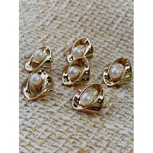 18 mm 6 Adet İnci Detaylı Modern Gold Metal Düğme – Minimal Lüks Tasarım
