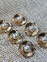 25 mm 6 Adet İnci Detaylı Gold Klasik Metal Düğme – Şık & Zamansız Tasarım