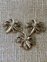 3 Adet İnci Detaylı Gold Çiçek Düğme – Zarif & Şık Tasarım 45 mm