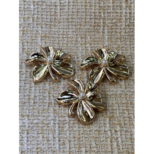 3 Adet İnci Detaylı Gold Çiçek Düğme – Zarif & Şık Tasarım 45 mm 