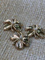 3 Adet İnci Detaylı Gold Çiçek Düğme – Zarif & Şık Tasarım 45 mm