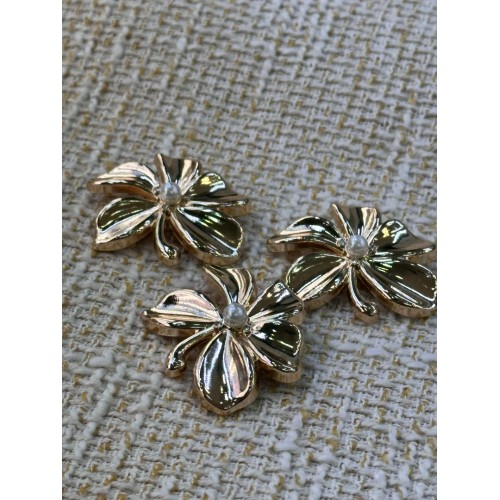 3 Adet İnci Detaylı Gold Çiçek Düğme – Zarif & Şık Tasarım 45 mm 