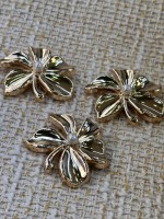 3 Adet İnci Detaylı Gold Çiçek Düğme – Zarif & Şık Tasarım 45 mm