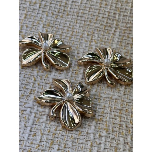 3 Adet İnci Detaylı Gold Çiçek Düğme – Zarif & Şık Tasarım 45 mm