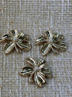 3 Adet İnci Detaylı Gold Çiçek Düğme – Zarif & Şık Tasarım 45 mm