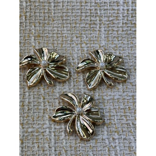 3 Adet İnci Detaylı Gold Çiçek Düğme – Zarif & Şık Tasarım 45 mm