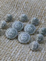 Gümüş Armalı Metal Düğme Seti – Klasik & Şık Tasarım 4 büyük(20mm)-8 küçük(15mm)