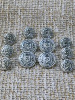 Gümüş Armalı Metal Düğme Seti – Klasik & Şık Tasarım 4 büyük(20mm)-8 küçük(15mm)