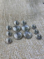 Gümüş Armalı Metal Düğme Seti – Klasik & Şık Tasarım 4 büyük(23mm)-8 küçük(15mm)