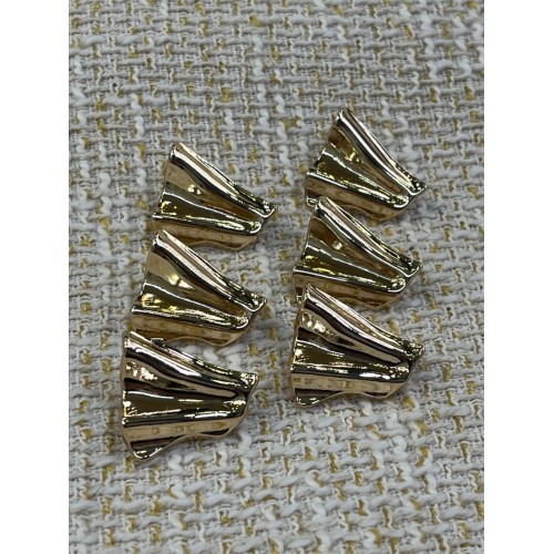 ✨ 23mm Gold Modern Form Düğme – Zarif & Akışkan Tasarım